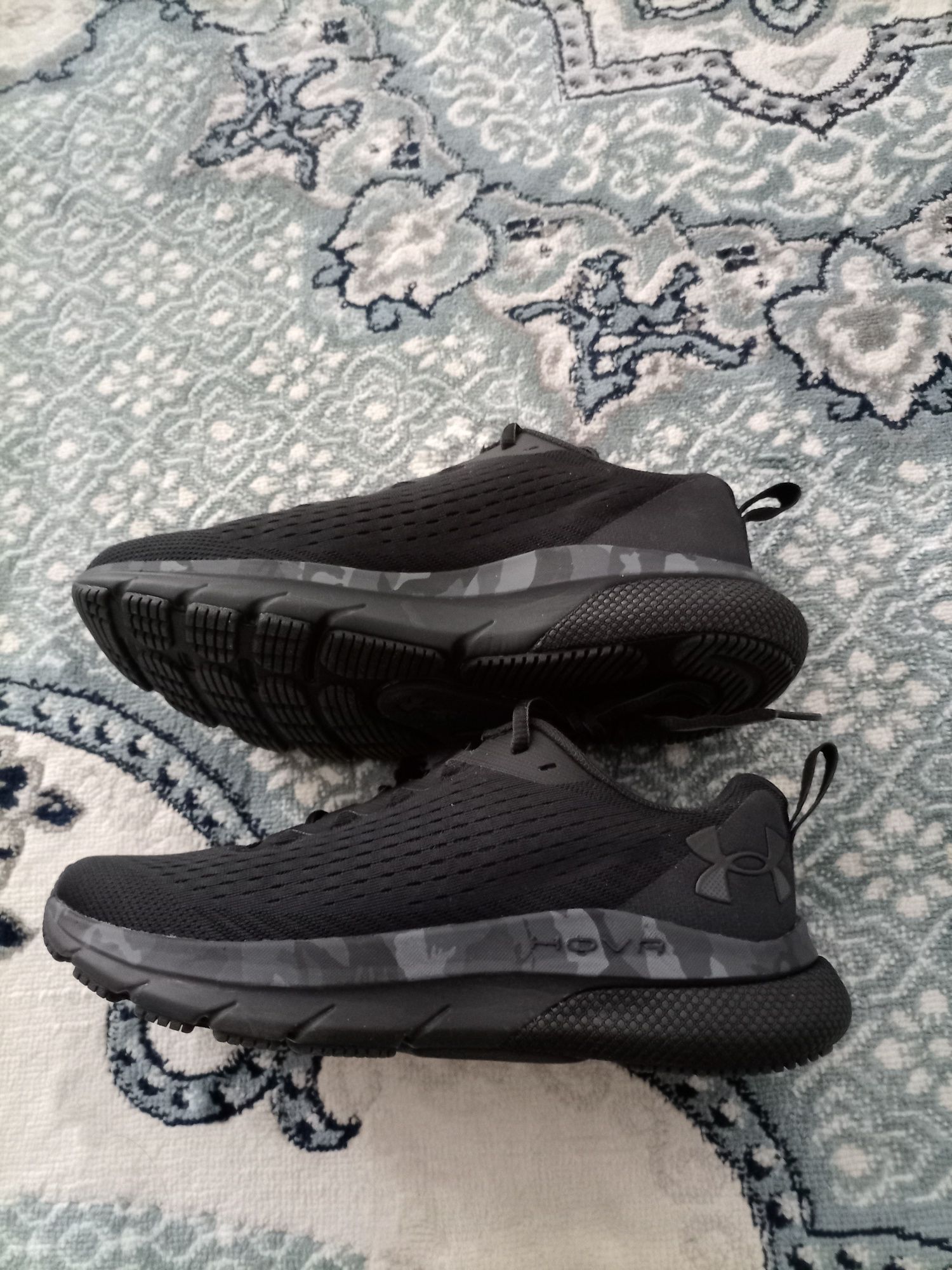 Кроссовки UNDER ARMOUR р.40 продам