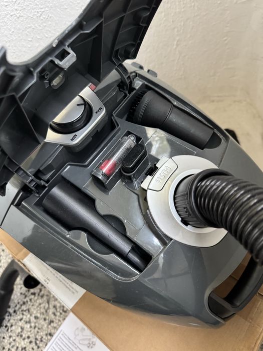 Прахосмукачка с Торба AmazonBasics B07D43B982 700W, с HEPA Филтър!