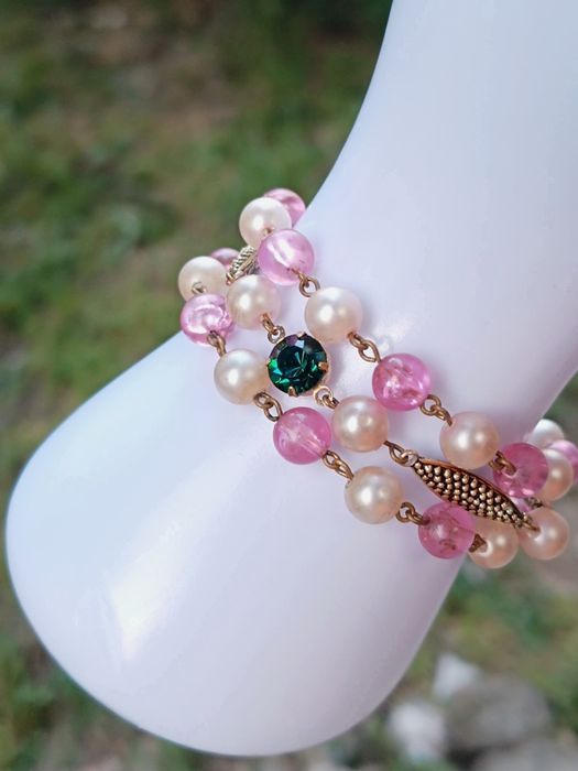Veche bratara din perle false, margele roz si piatra verde