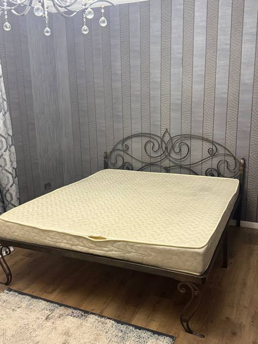 Кровать. С матрацом