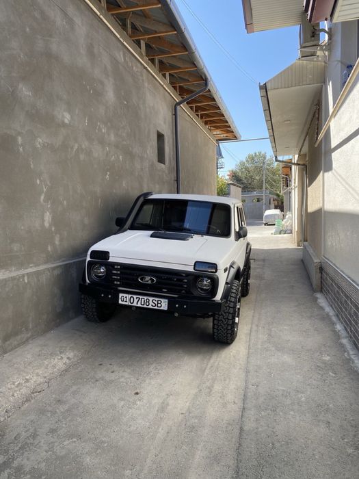 Lada  niva sotiladi 2009 yil srochniyga