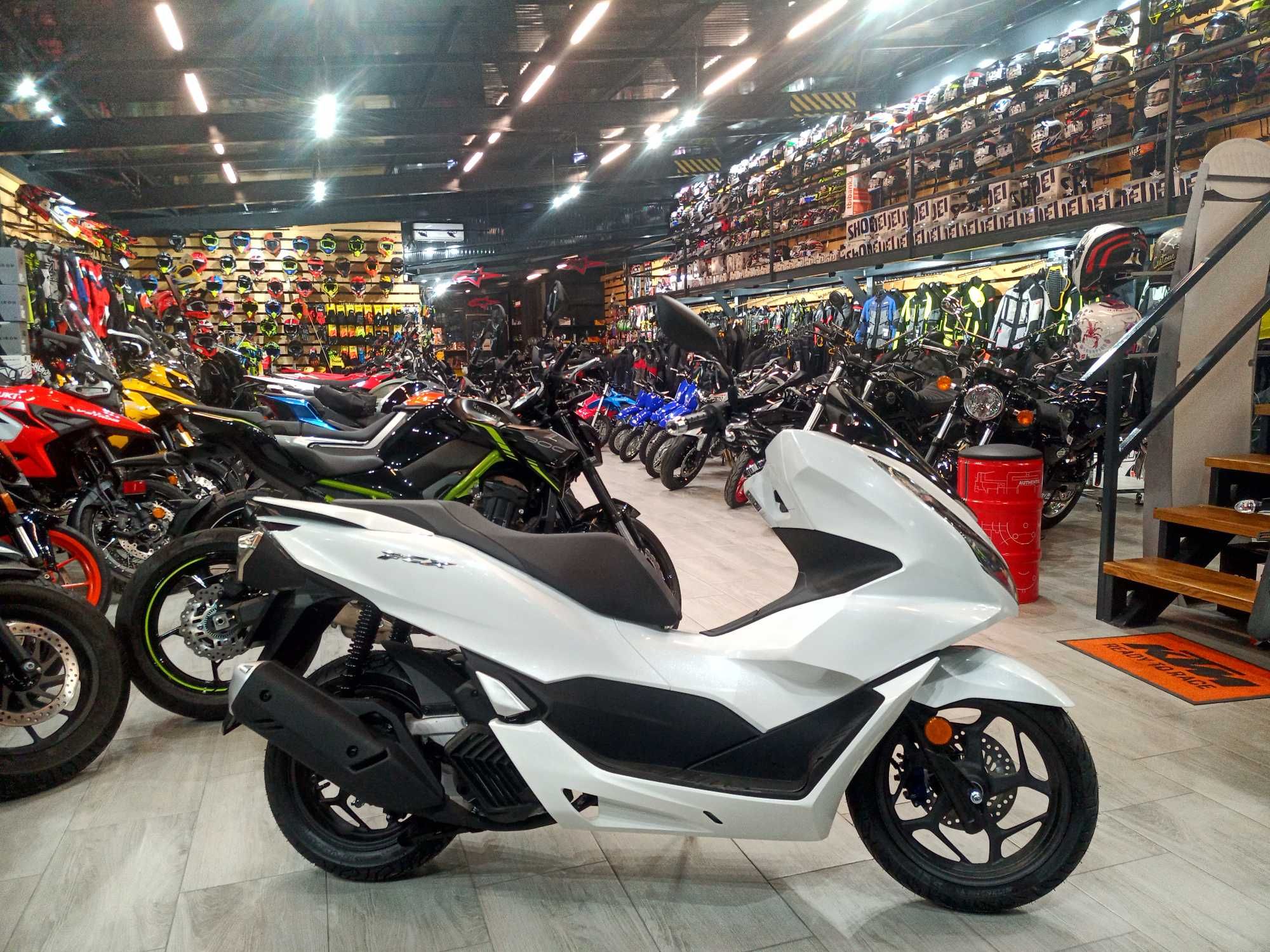 Honda PCX 125 nou 0km-se conduce cu B- stoc EST BIKE Campina