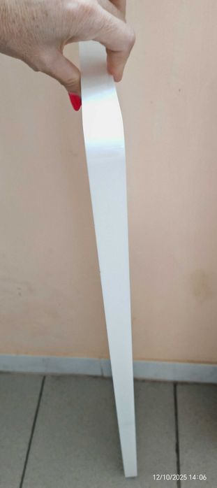 Продавам две стойки за стена