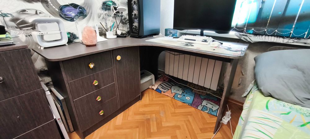 Продается стол для детской комнаты