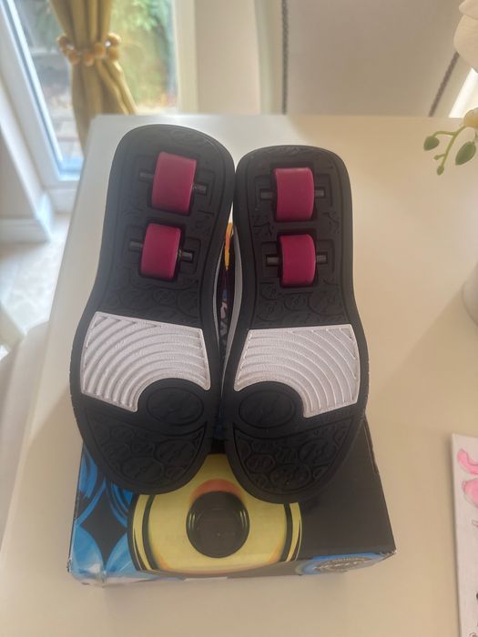 Vând pantofi cu roți mărimea 33