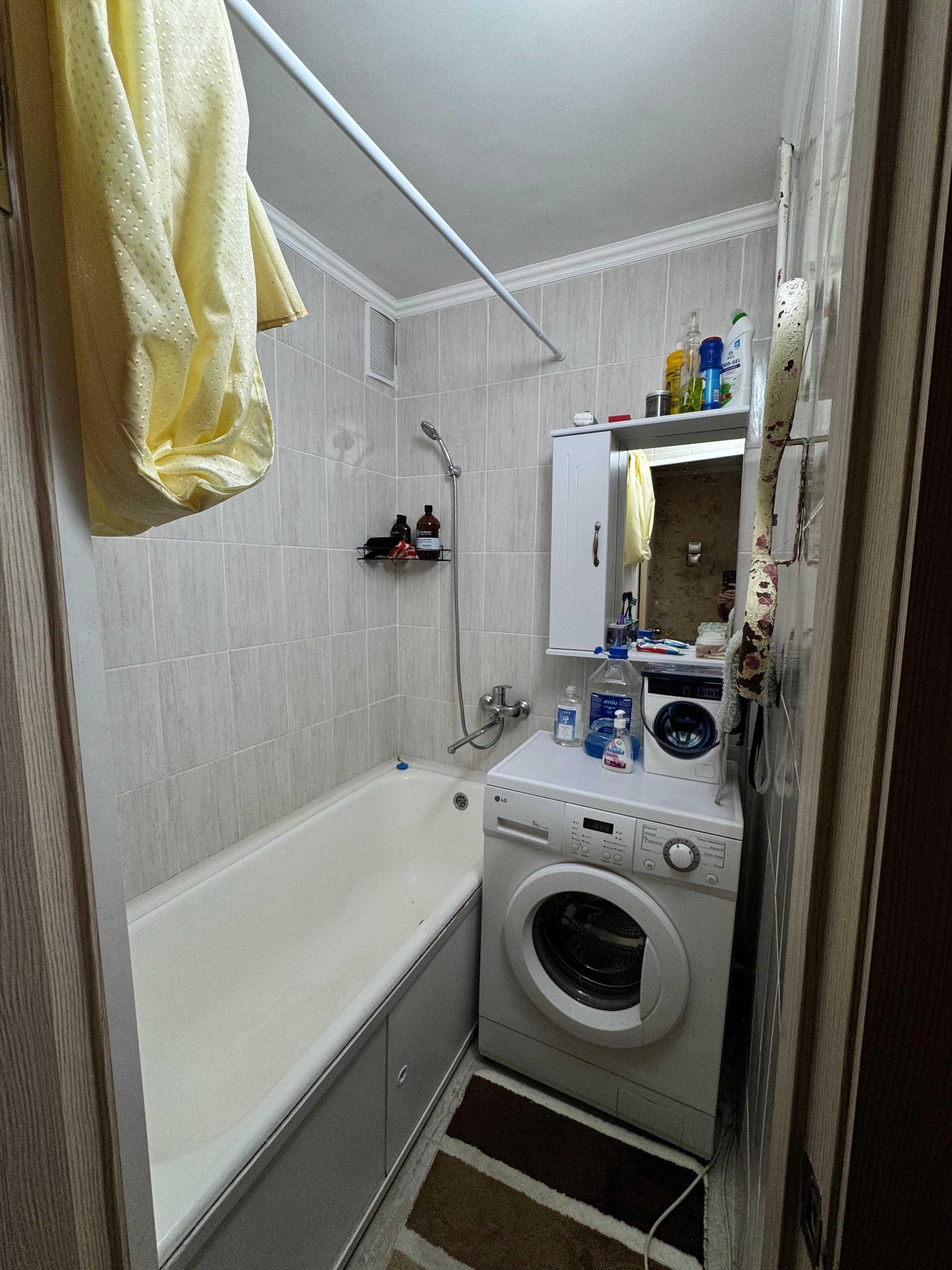 Продаем 3 комн. кв. в Пришахтинске - 23 мкр. , 30 дом