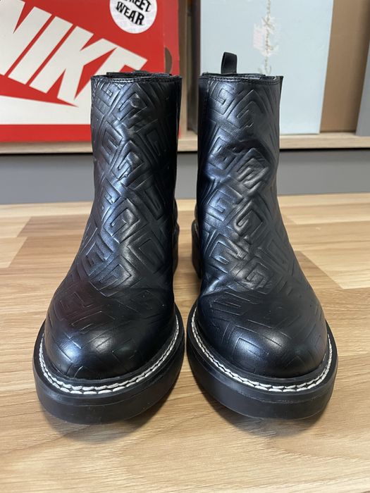 Обувки Guess.