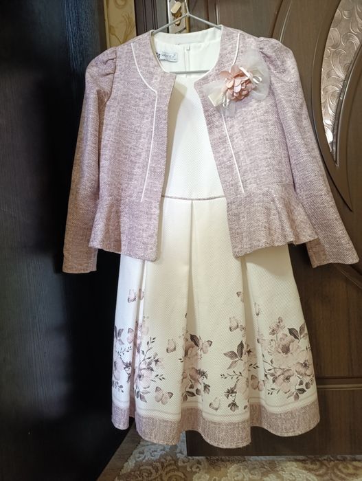 Продаётся платье с пиджаком.