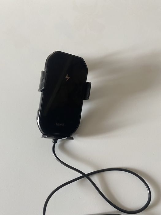 Беспроводная зарядка в машину