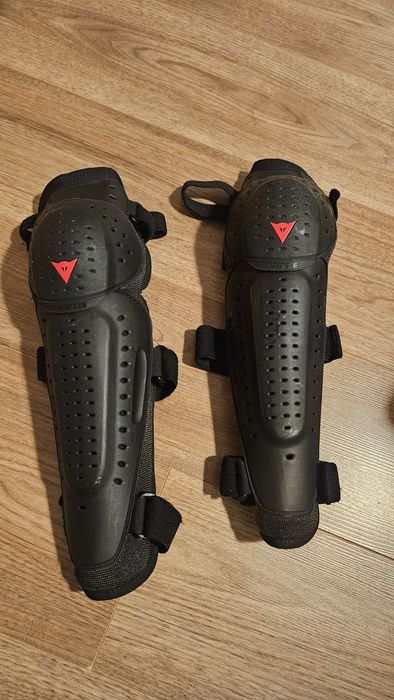Vând protecție genunchi dainese ptr motor