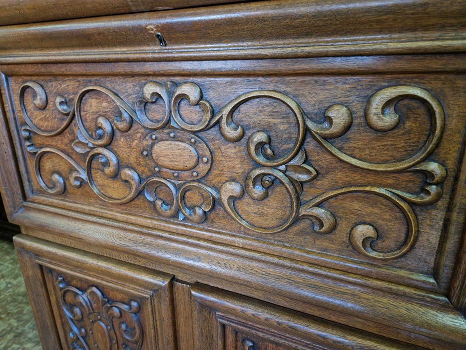 Шкаф барче масив с уникална дърворезба