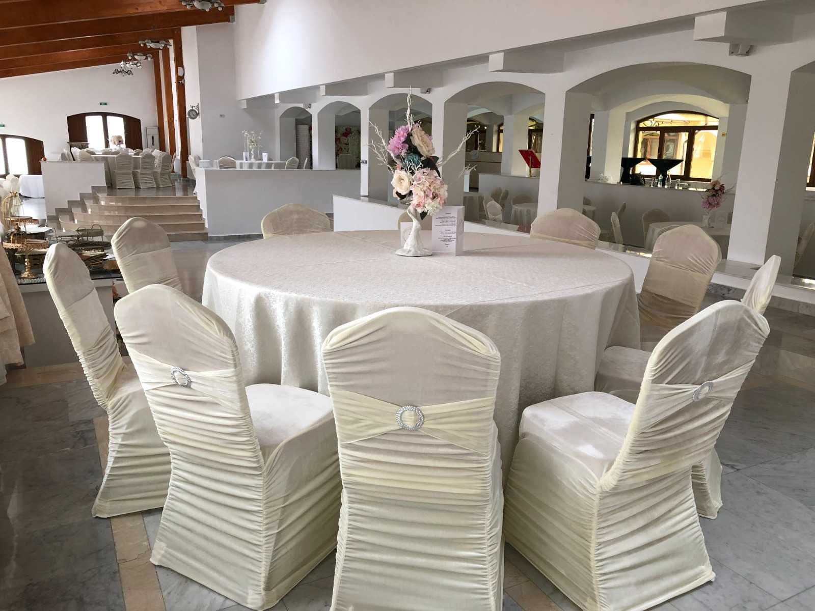 Vand  decoratiuni evenimente (fete masa ,huse scaune, funde, servete)