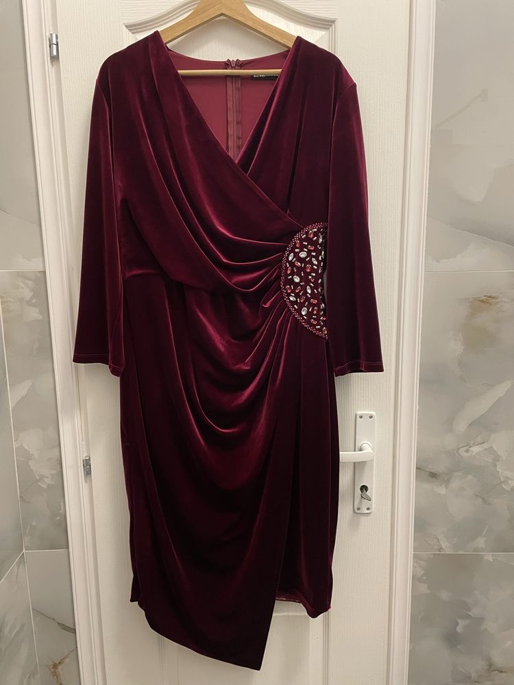 Rochie catifea visinie, insertii pretioase,  marime 48 stare excelenta