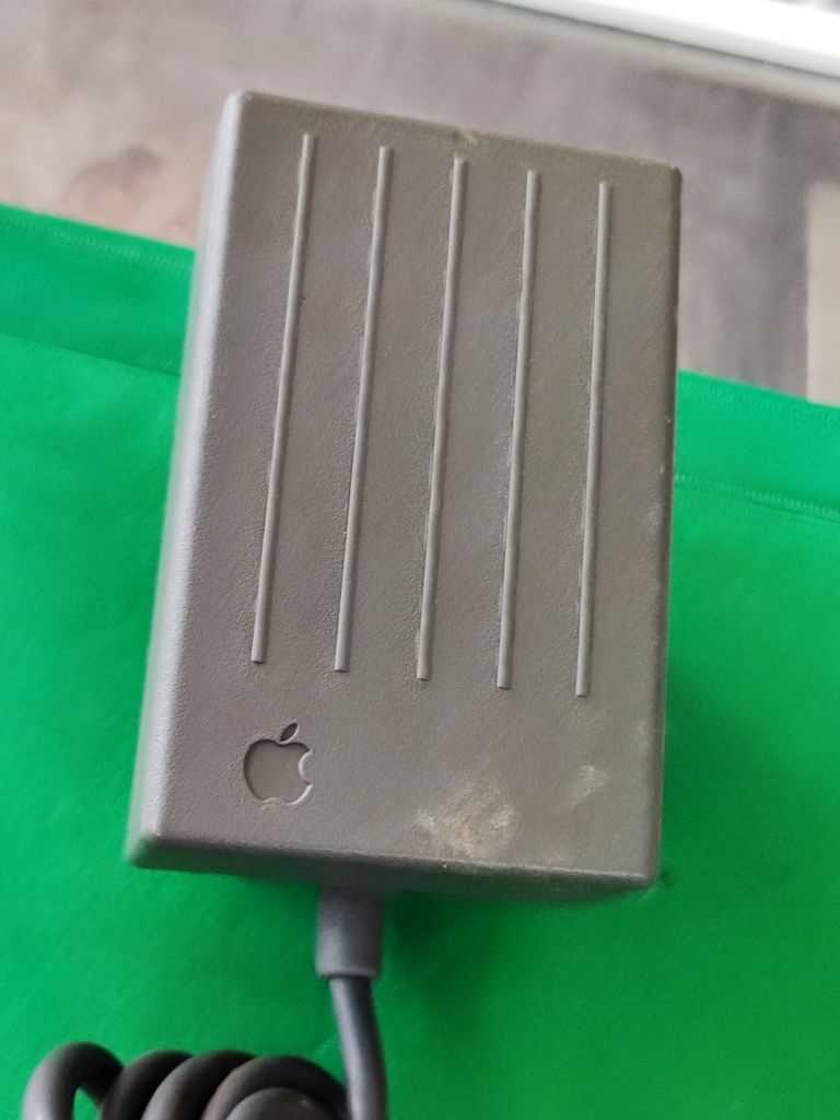 Зарядно и флопи диск apple macintosh