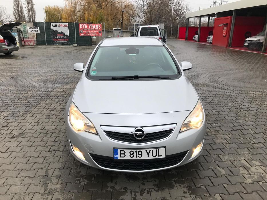 Proprietar  Opel Astra - 2011 - Automata - 1,4 benzina 140 cp - Euro 5