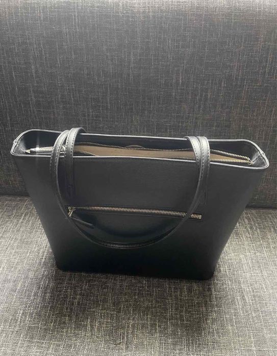 Продавам чанта за рамо Guess
