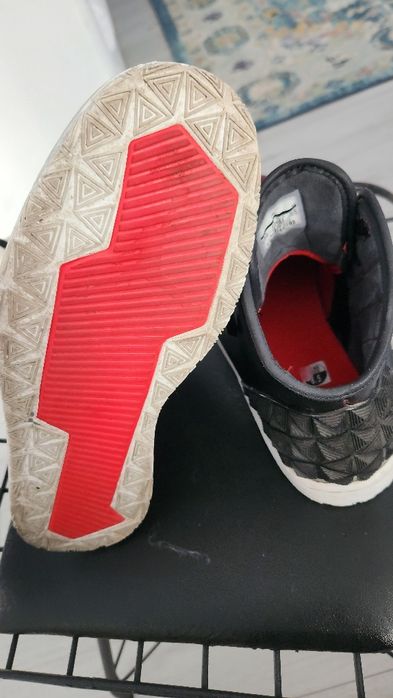 Vând o pereche de adidași Jordan originali, aduși din SUA.