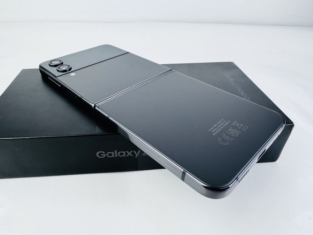 КАТО НОВ! Samsung Galaxy Z Flip 4 5G 128GB 8RAM Graphite Гаранция!
