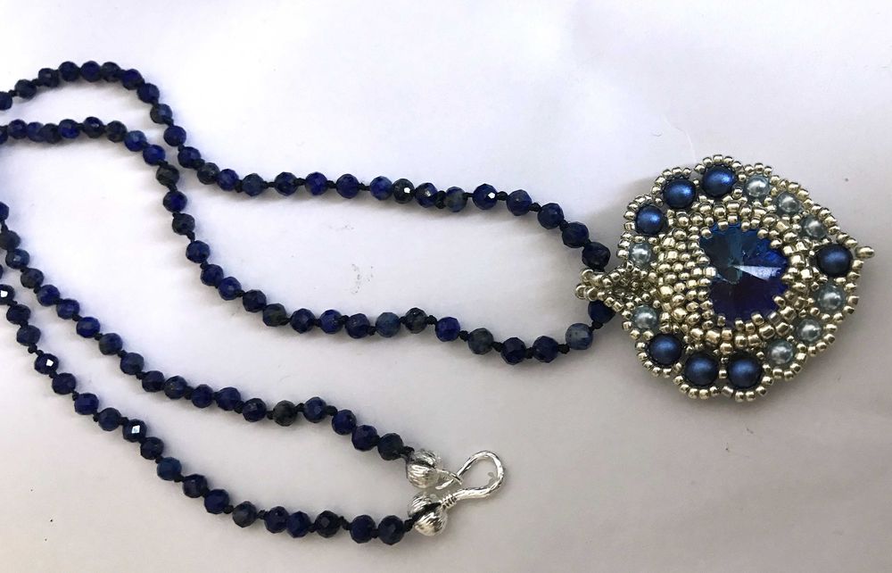 Colier handmade din lapis lazuli fatetate si pandant  cu rivoli