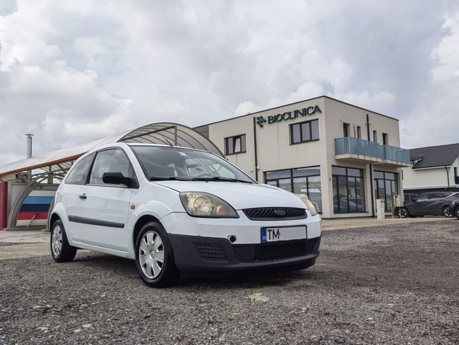 Inchiriez autoturism ( Rent a car ) Ford Fiesta