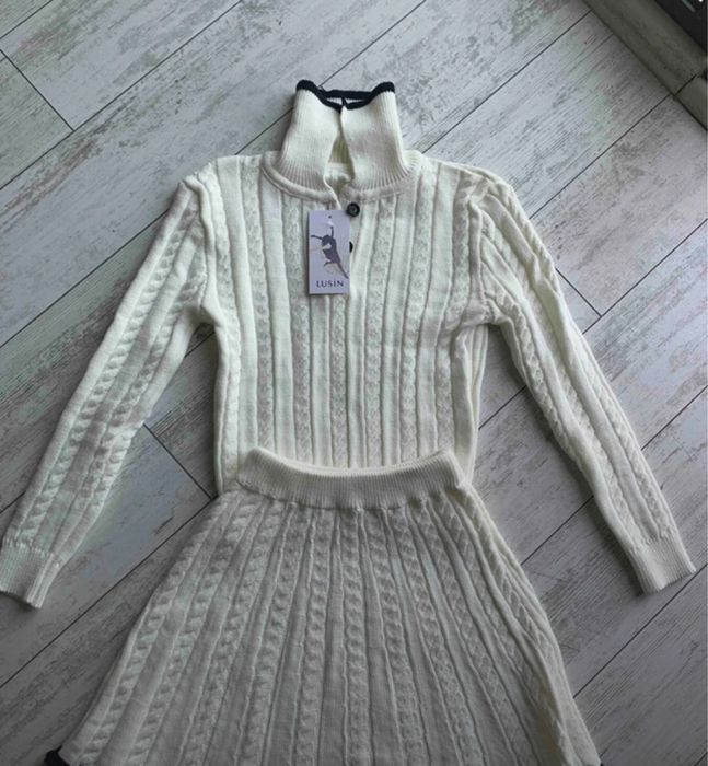 Costum superb,purtat o singura data!