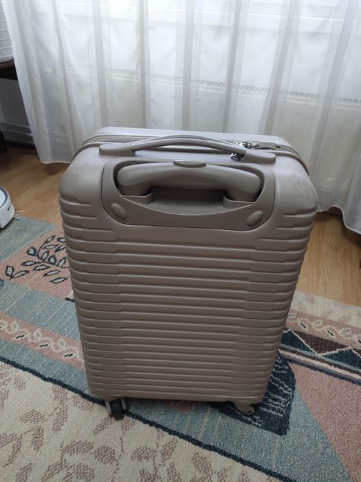 Vând troller / bagaj, folosit o singura dată, excelent și pentru avion