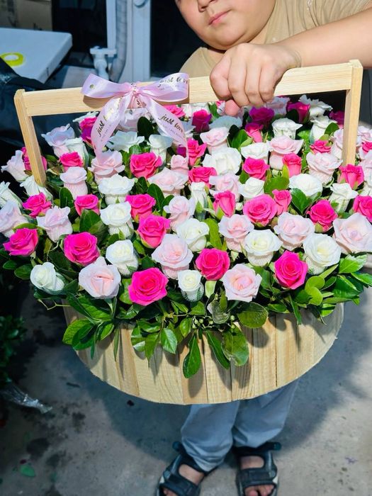 Savatli gullar pionavidniy atirgul korzinkali
