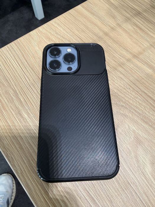 iPhone 13 Pro (цвят Sierra Blue) с 512 GB памет.