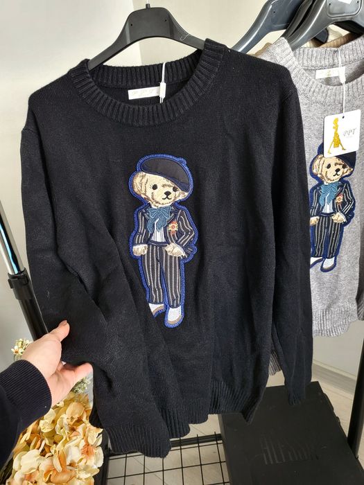 Пуловер с мече в бежово, сиво и черно