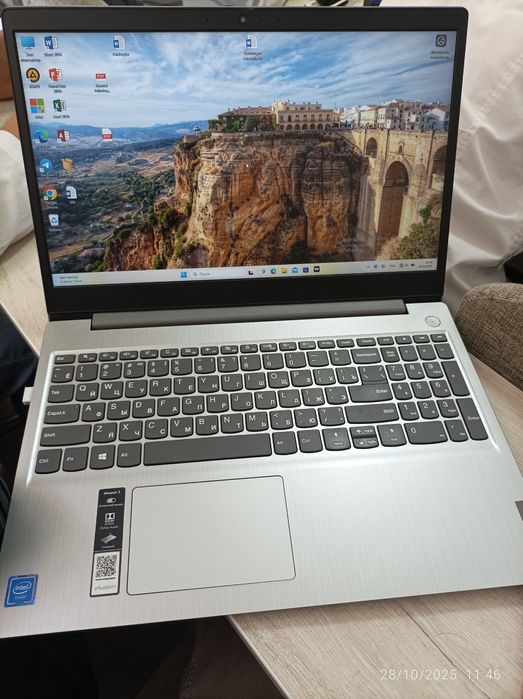 Kompyuter Laptop sotiladi