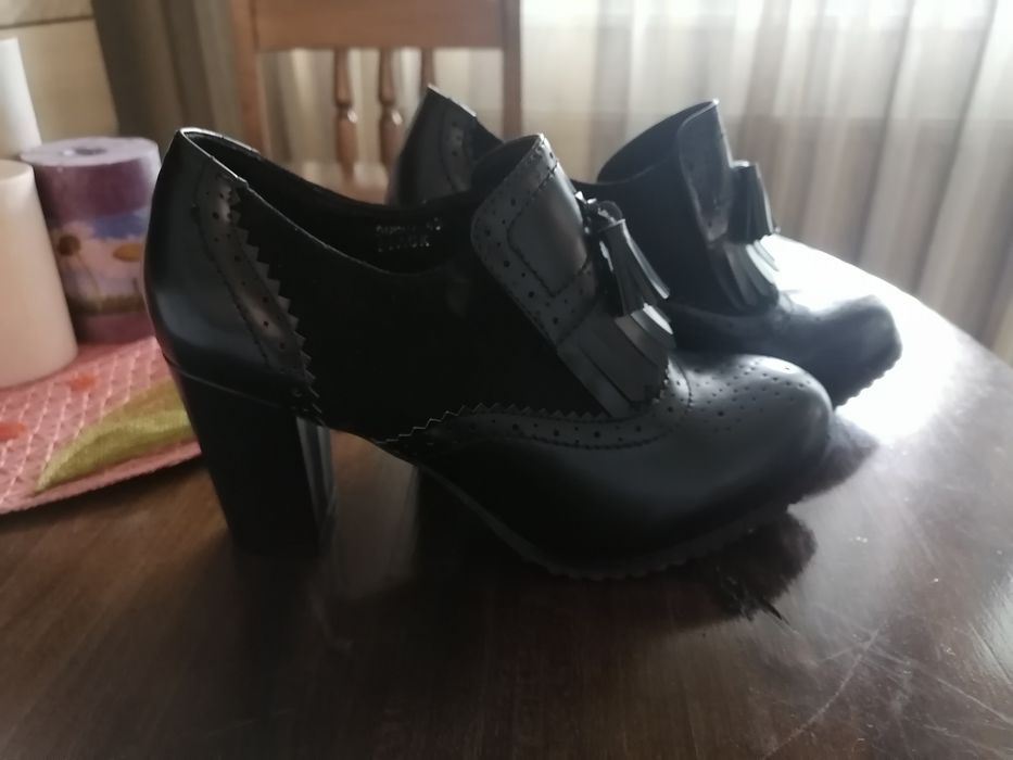 Дамски затворени обувки