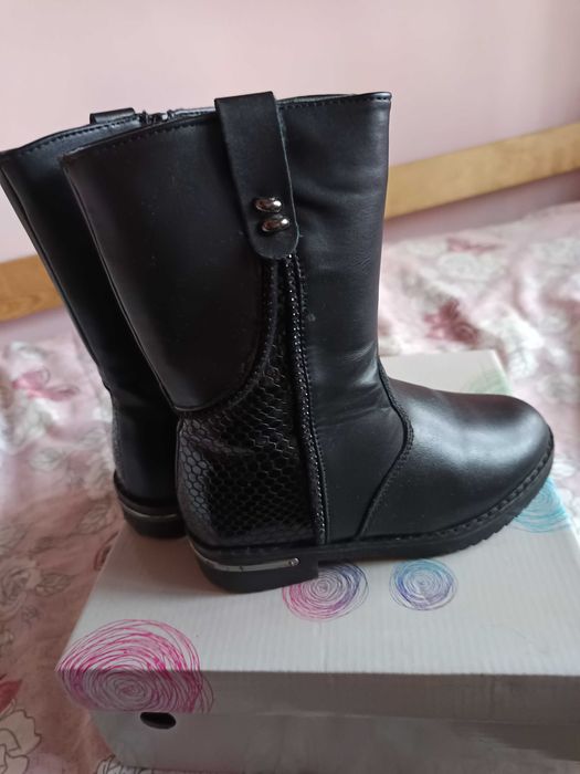 Зимни ботушки за момичета.