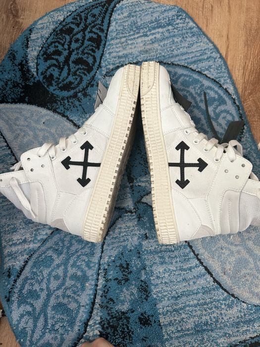 Off Whiteuri court 3.0