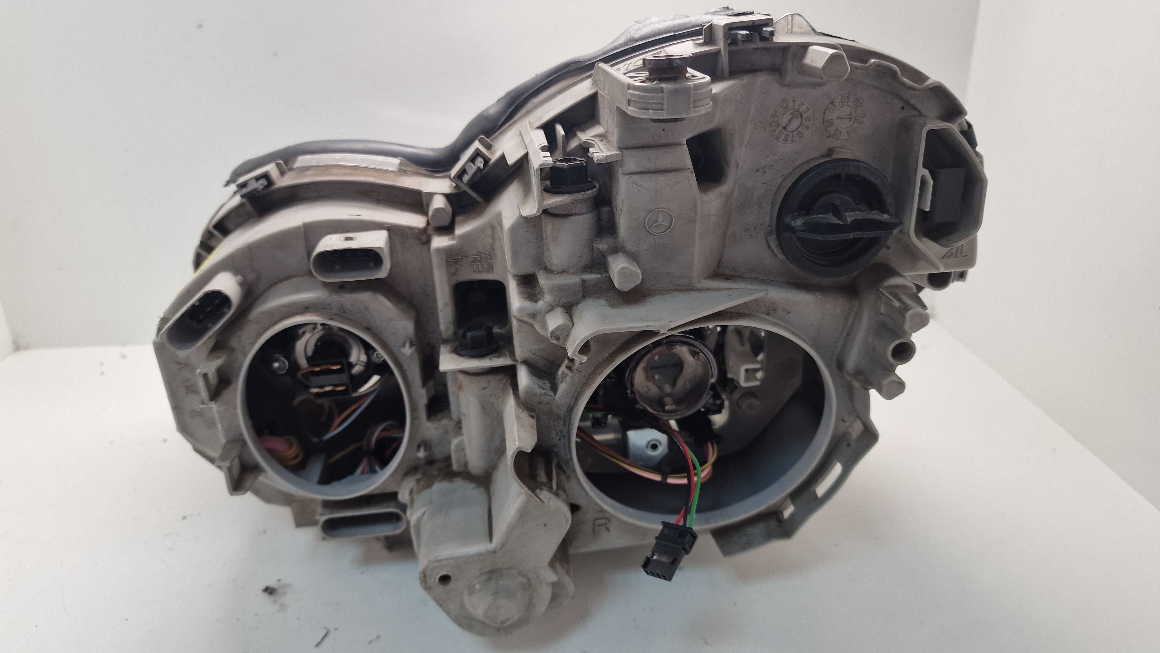 Мерцедес Ц-клас ксенон фар десен desen far Xenon Mercedes C-Class W203