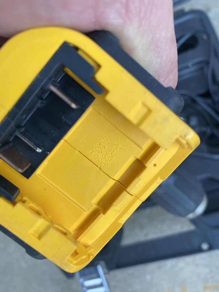 Masina de gaurit si insurubat Dewalt DCD 710