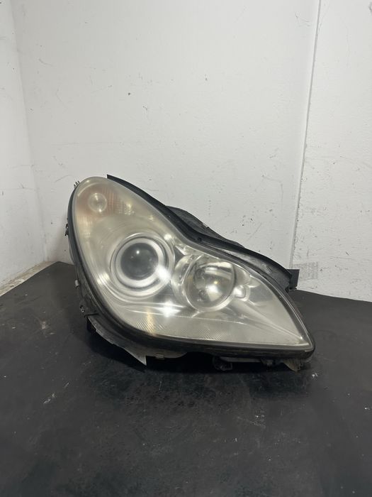 Far dreapta fata Mercedes CLS W219 2005-2010