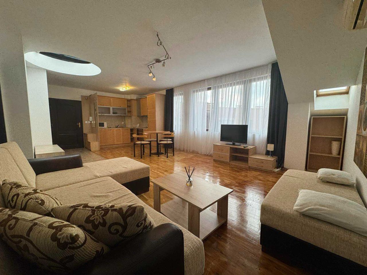 Дава се под наем Двустаен апартамент в Варна, Център - 65 кв.м за 663 € - Снимка #4