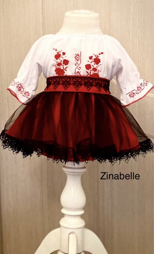 Costum popular, brodat, cu tulle si dantela pt.fetite