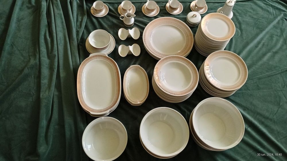 Set serviciu de masa .porțelan cu decor auriu