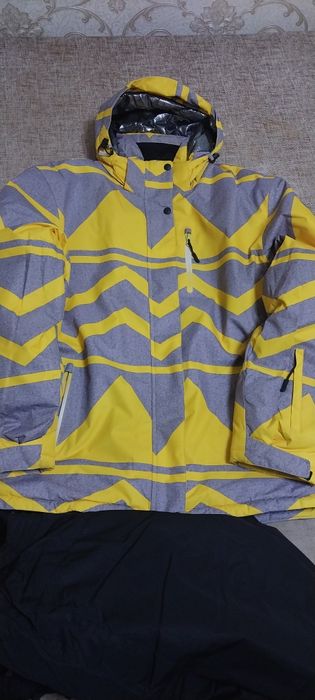 Продам лыжный костюм, почти новый,пару раз одевала, тёплый,стильный.