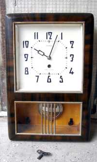 Янтар - механичен стенен часовник с махало