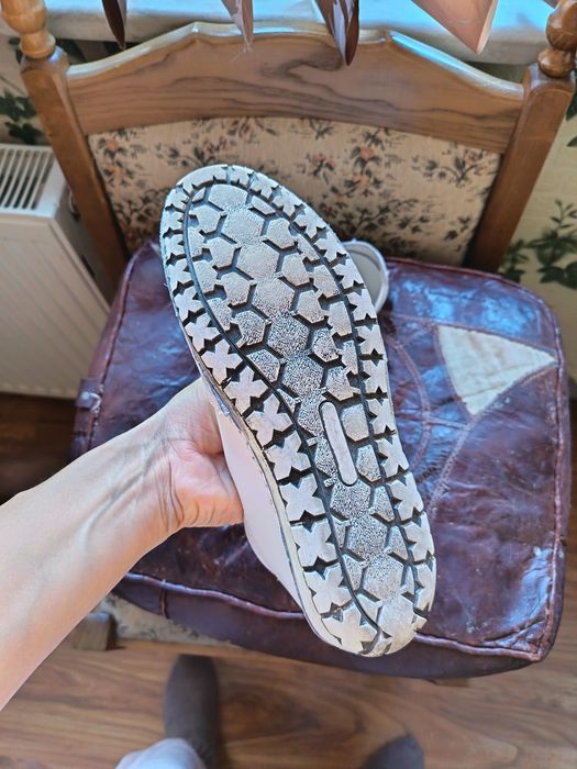 Бели спортни обувки