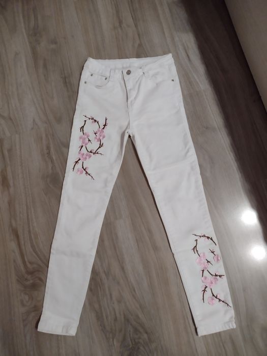 Дамски бели дънки с бродерии