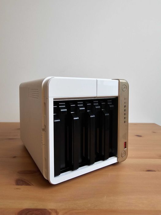 NAS Server QNAP TS-462 8GB + 1TB SSD Nou, Impecabil, Cutie Mega Ofertă
