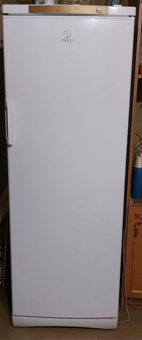 Продам морозильную камеру  Индезит .