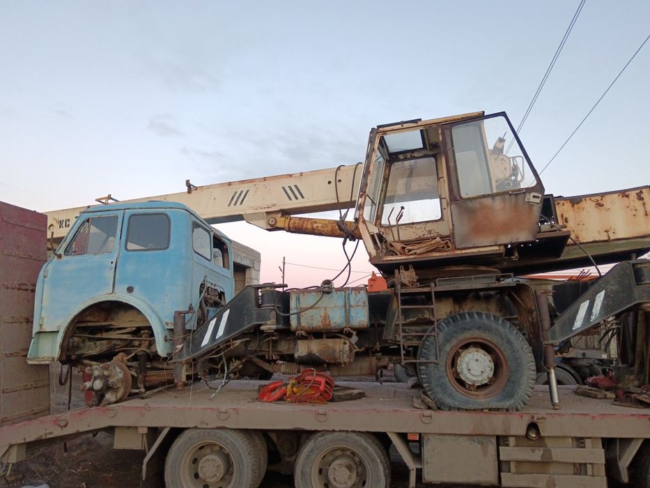 Автокран Запчасти есть все стрела цилиндры распределитель