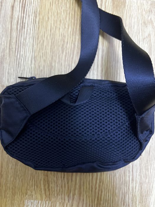 Borseta neagra cu alb ,cu bretea scurta