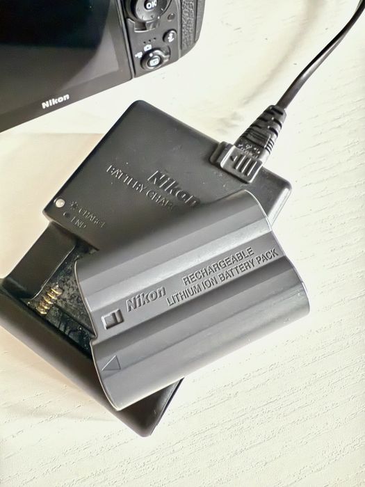 Vând Nikon D7500 + Obiectiv 18-140mm + Accesorii