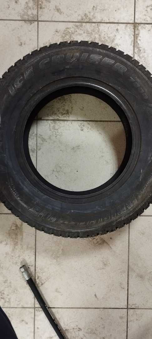 Продам зимнюю резину Вridgestone 225/70 r16 (одно колесо)