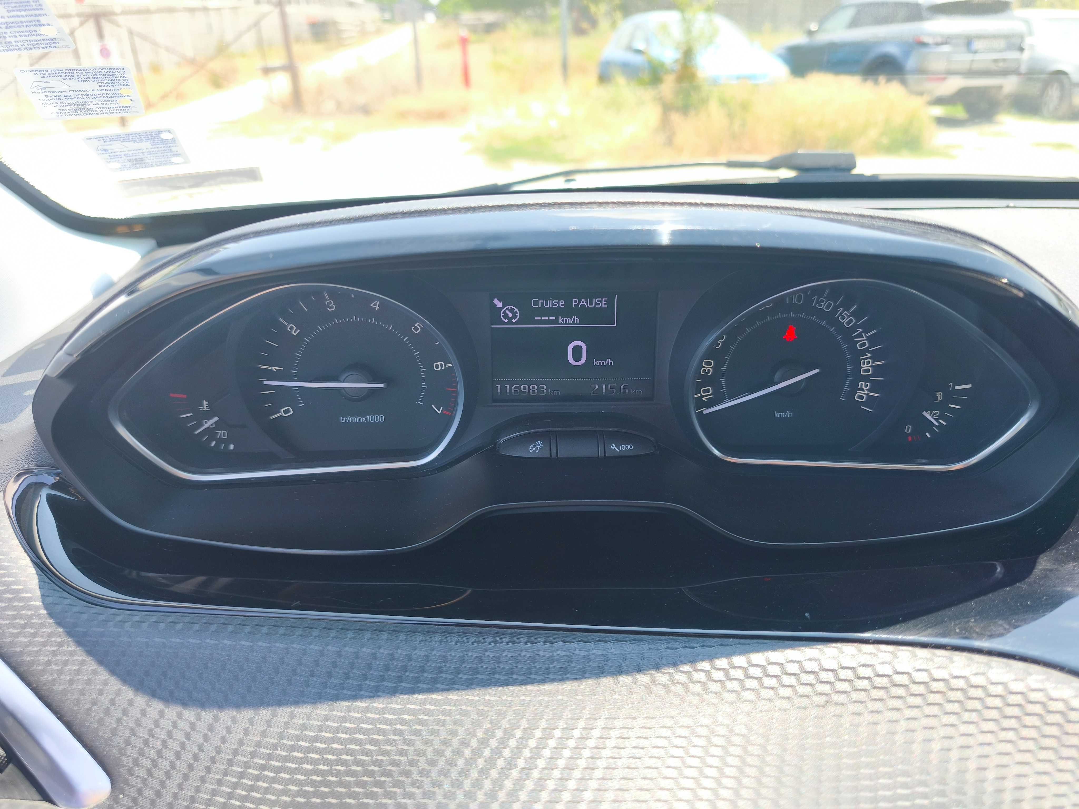 Автомобил Peugeot 2008